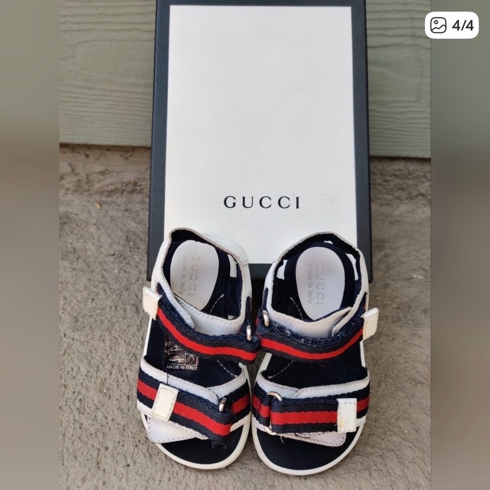 GUCCI White Top with Navy Blue and Red Patterned Knit Shorts & sandals - Picture 10 of 10